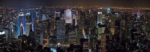 Horizon de New York comme on le voit dans la nuit