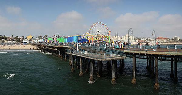  La plage de Santa Monica et de la jetée