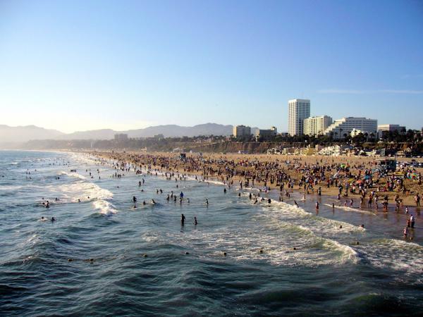  La plage de Santa Monica et de la jetée