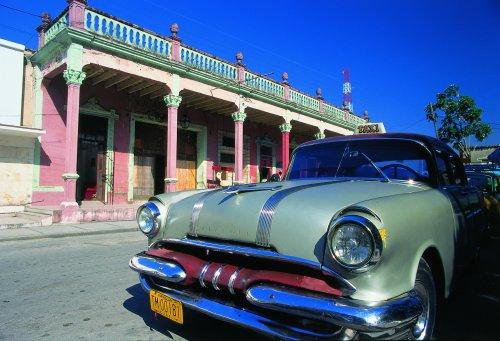 Holguin voiture ancienne en face du bâtiment