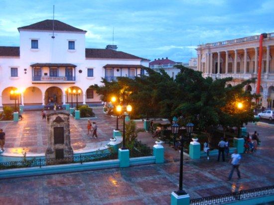 Santiago De Cuba femme entrant dans la mer