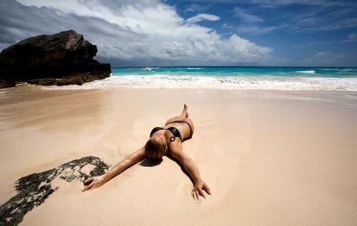 Plage des Bermudes parapluie chaises et serviettes