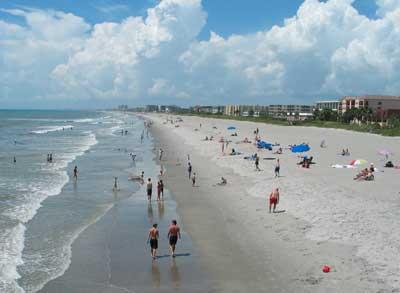 Cocoa Beach cinq chaises et une mouette par la mer