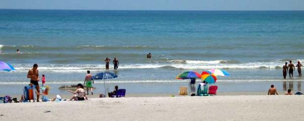 Cocoa Beach cinq chaises et une mouette par la mer