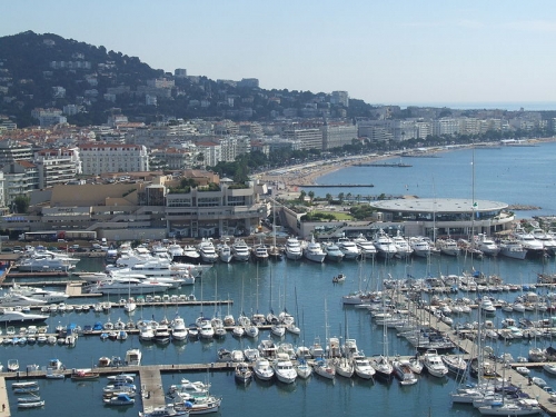 Promenade de la Croisette et le port de Cannes