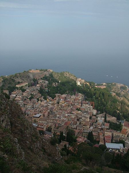 Surplombant la ville de Taormina