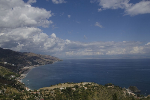 Surplombant la ville de Taormina