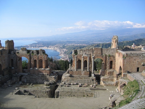 Surplombant la ville de Taormina