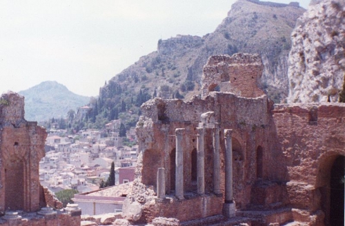 Surplombant la ville de Taormina