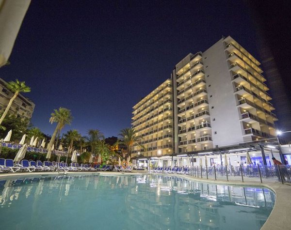 Hotel Los Patos Park exterior at night