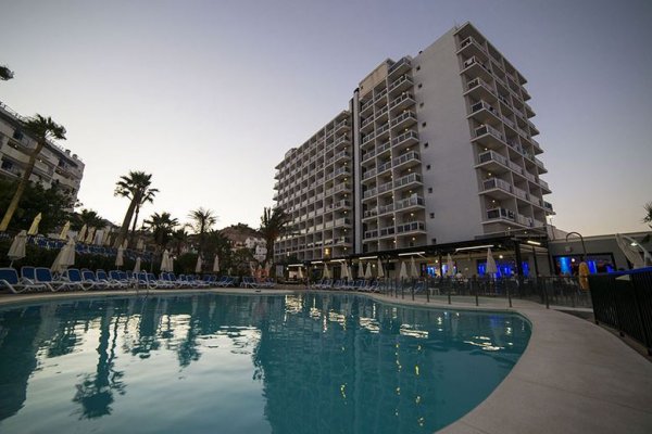 Hotel Los Patos Park exterior at night