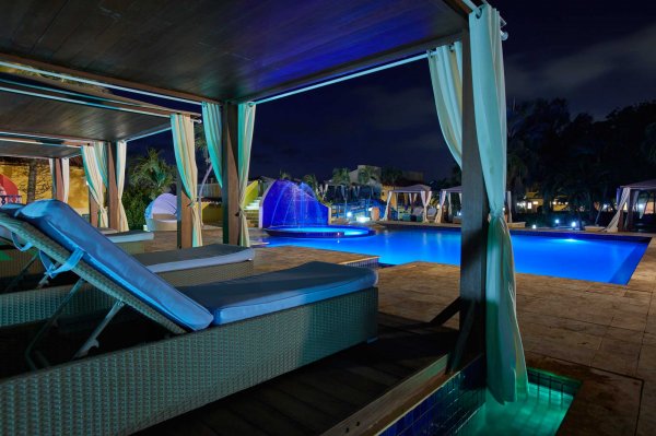 Divi Flamingo Beach Resort and Casino beach