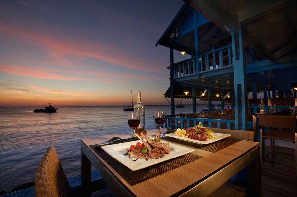 Divi Flamingo Beach Resort and Casino beach
