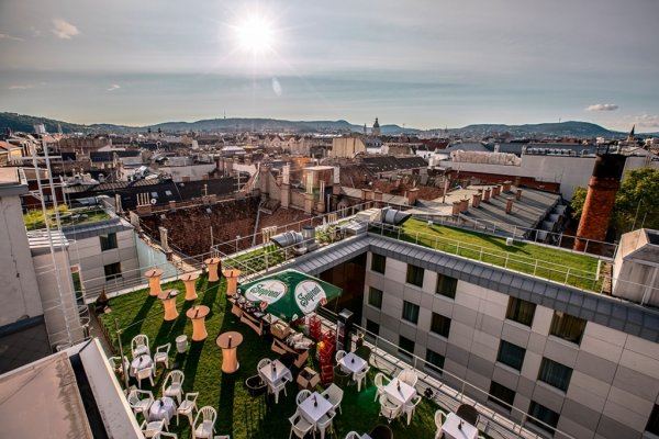 Continental Hotel Budapest entrée