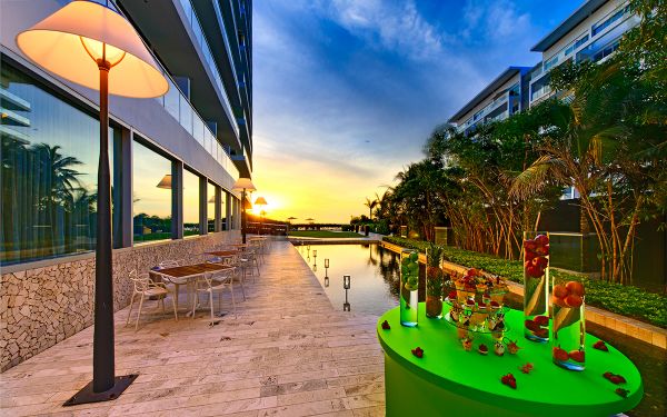 Holiday Inn Cartagena Morros exterior at night