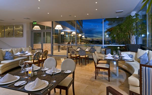 Holiday Inn Cartagena Morros extérieur le soir
