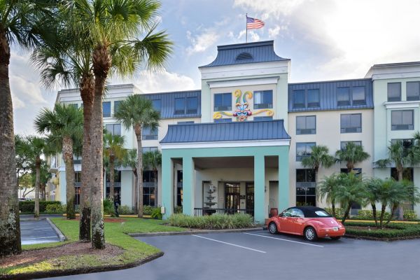 Quality Suites Royale Parc Suites exterior at night