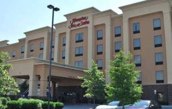 Hampton Inn and Suites Nashville Opryland exterior