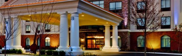 Holiday Inn Express hotel and suites Nashville Opryland extérieur le soir