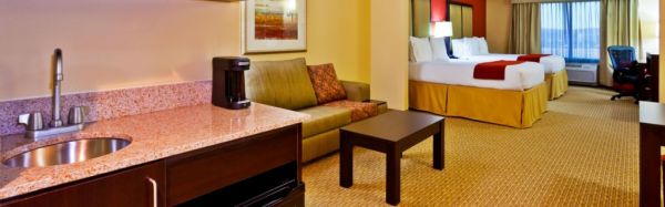 Holiday Inn Express hotel and suites Nashville Opryland extérieur le soir