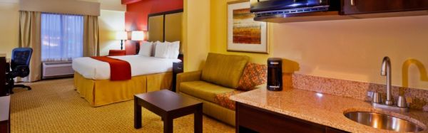 Holiday Inn Express hotel and suites Nashville Opryland extérieur le soir