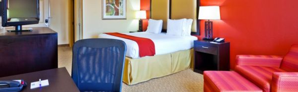 Holiday Inn Express hotel and suites Nashville Opryland extérieur le soir