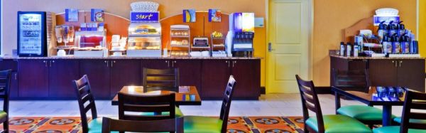 Holiday Inn Express hotel and suites Nashville Opryland extérieur le soir