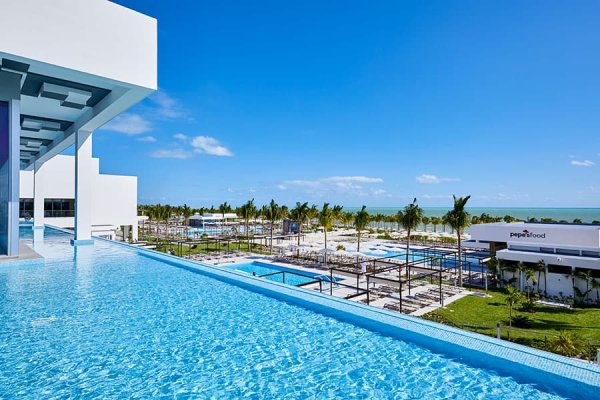 Riu Palace Costa Mujeres pool