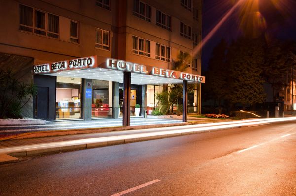 Hotel Belver Beta Porto exterior at night