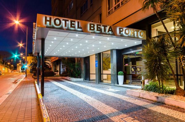 Hotel Belver Beta Porto exterior at night