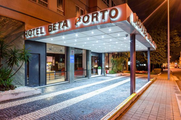 Hotel Belver Beta Porto exterior at night