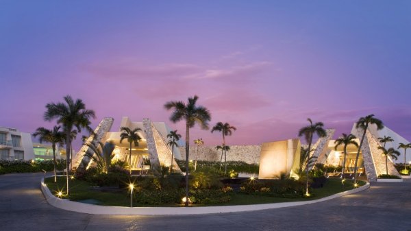 Grand Sirenis Mayan Beach Hotel & Spa exterior