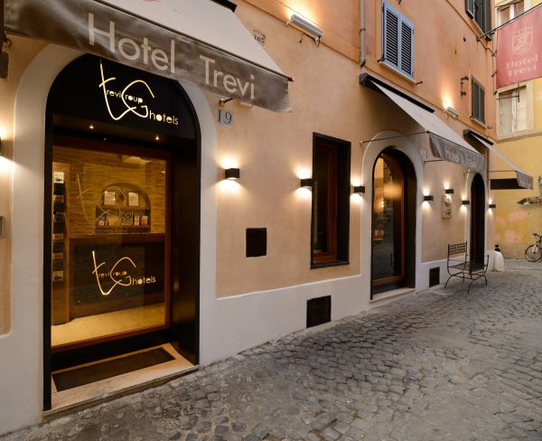 Hotel Trevi exterior