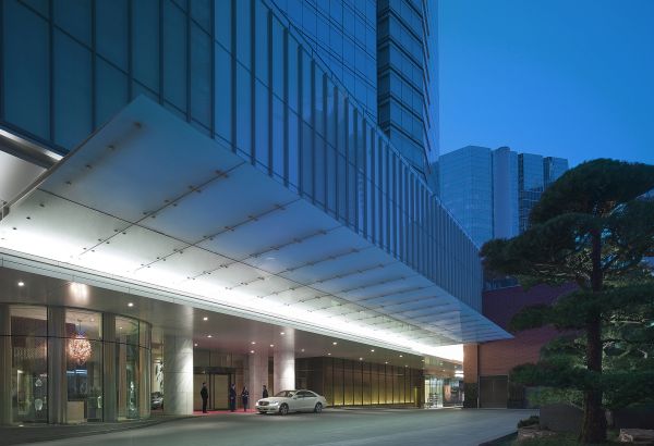 Shangri-La Hotel Toronto exterior at night