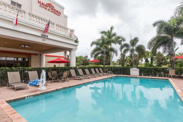 Hawthorn Suites by Wyndham West Palm Beach exterior
