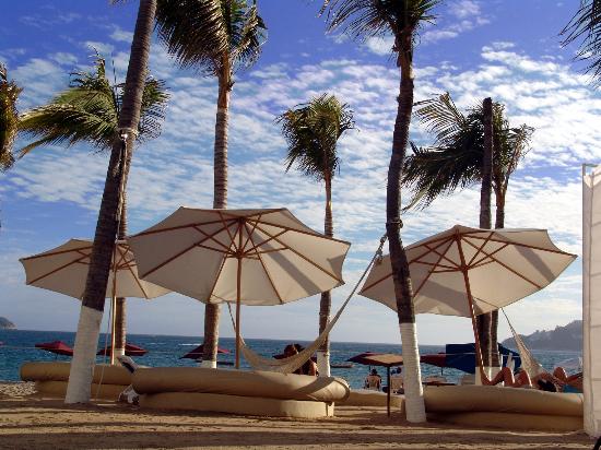 Crown Plaza Acapulco pool