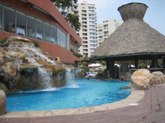 Crown Plaza Acapulco pool