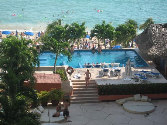 Crown Plaza Acapulco pool