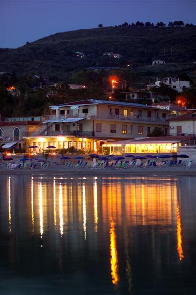 Hotel Darsena exterior night