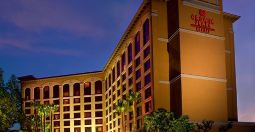 Crowne Plaza Anaheim extérieur le soir