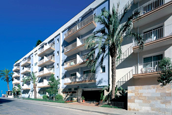 Les Palmeres exterior at night