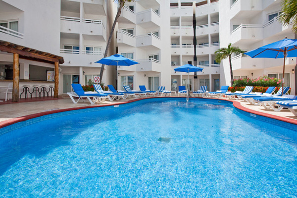 Holiday Inn Cancun entrance
