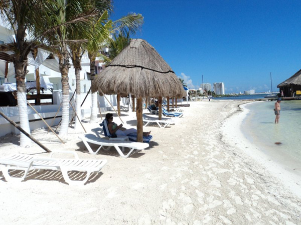 Holiday Inn Cancun entrance