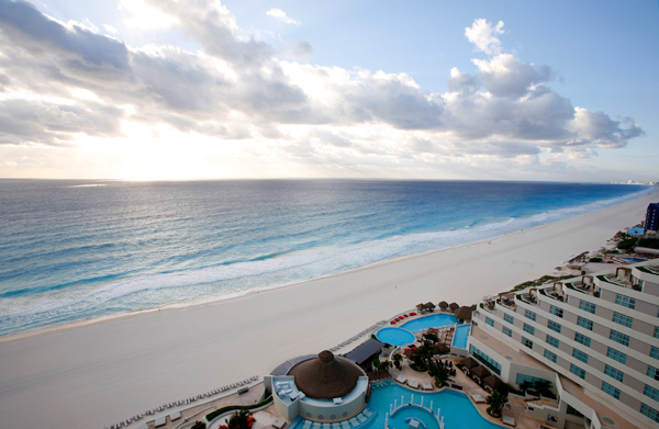 Me Cancun exterior 2