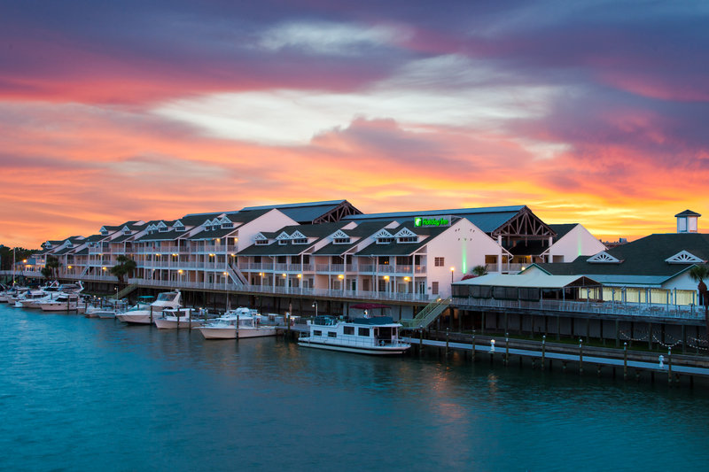 Holiday inn and Suites Harbourside exterior