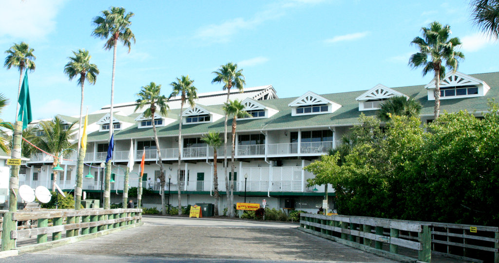 Holiday inn and Suites Harbourside exterior