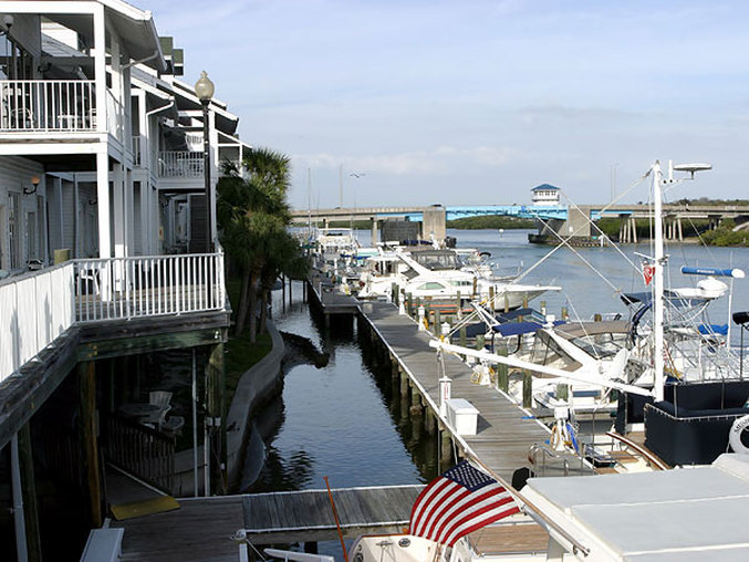 Holiday inn and Suites Harbourside exterior