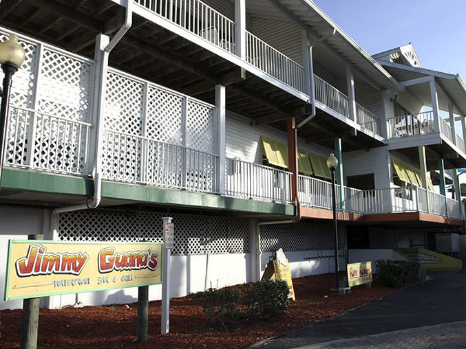 Holiday inn and Suites Harbourside exterior