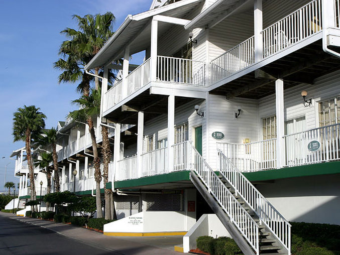 Holiday inn and Suites Harbourside exterior