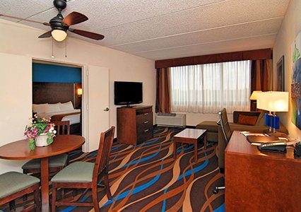 Comfort Suites Airport and Cruise Port extérieur